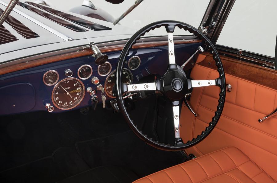 Панель приборов Talbot-Lago T150C Cabriolet Speciale 1938 года  (фото 14 из 15)
